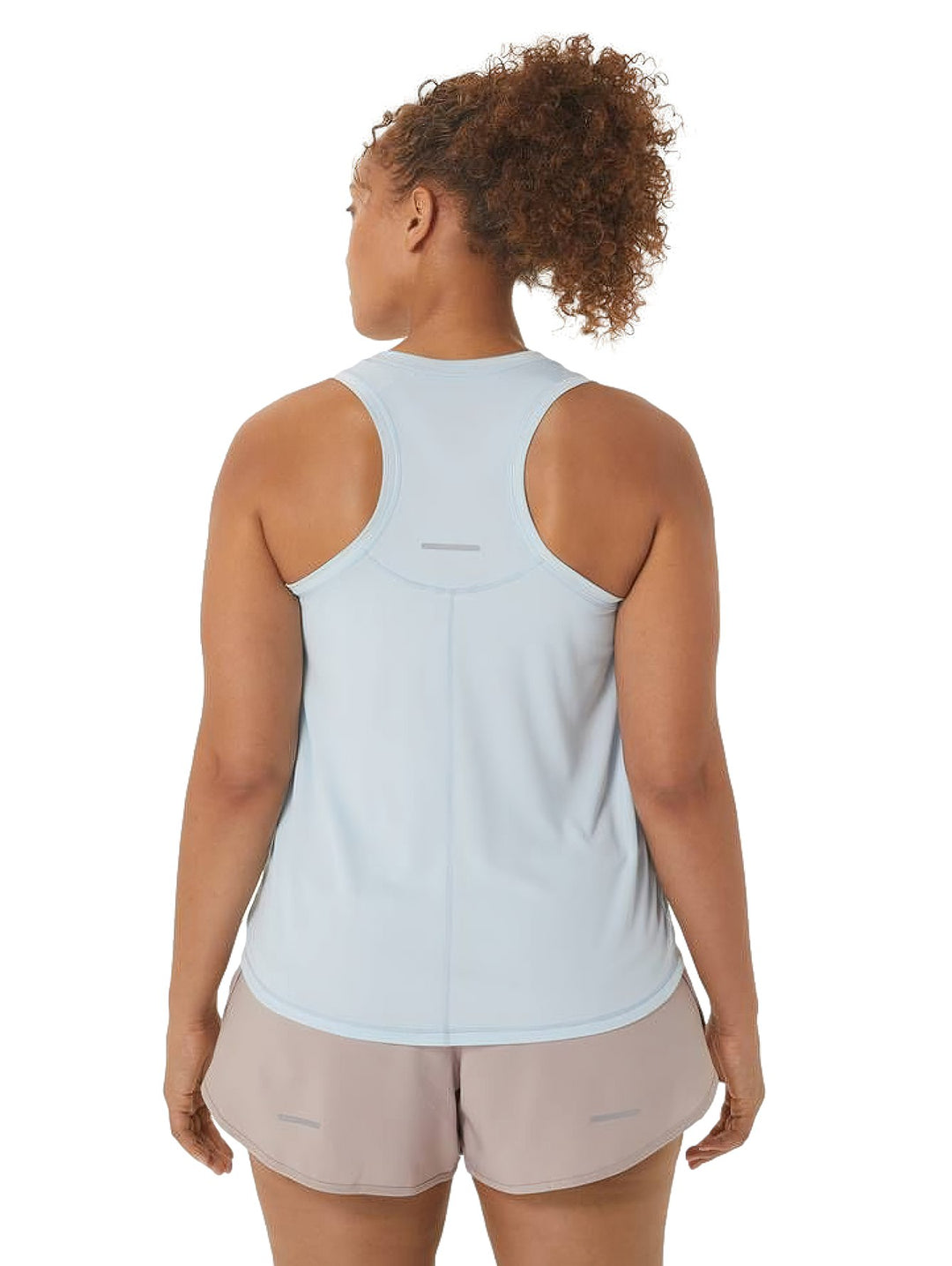 Mujer vistiendo una camiseta deportiva sin mangas ASICS en color celeste con detalles en crema.
