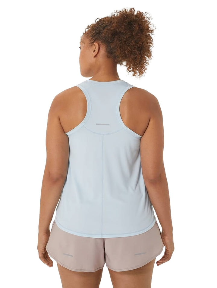 Mujer vistiendo una camiseta deportiva sin mangas ASICS en color celeste con detalles en crema.