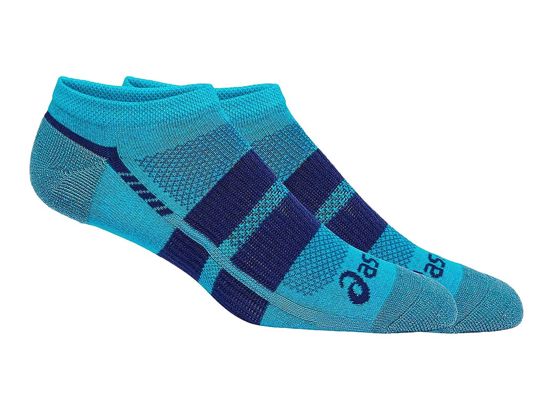 Par de calcetines deportivos ASICS en tonos azul laguna y azul marino con diseño de rayas horizontales.