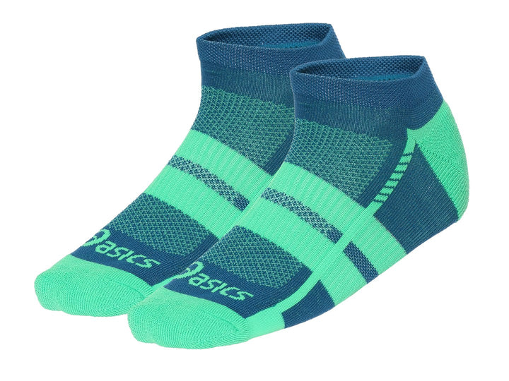 Par de calcetines deportivos ASICS en colores azul petróleo y verde menta con diseño de rayas horizontales.