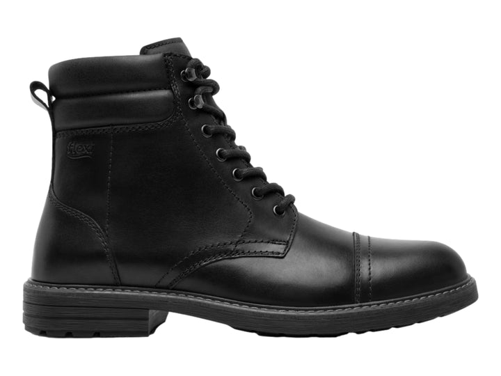 Bota casual de cuero color negro con agujetas y suela gruesa.
