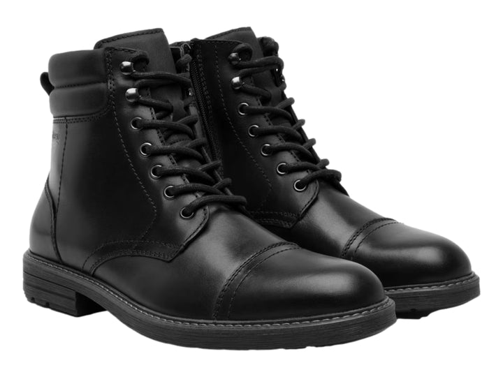 Bota casual de cuero color negro con agujetas y suela gruesa.