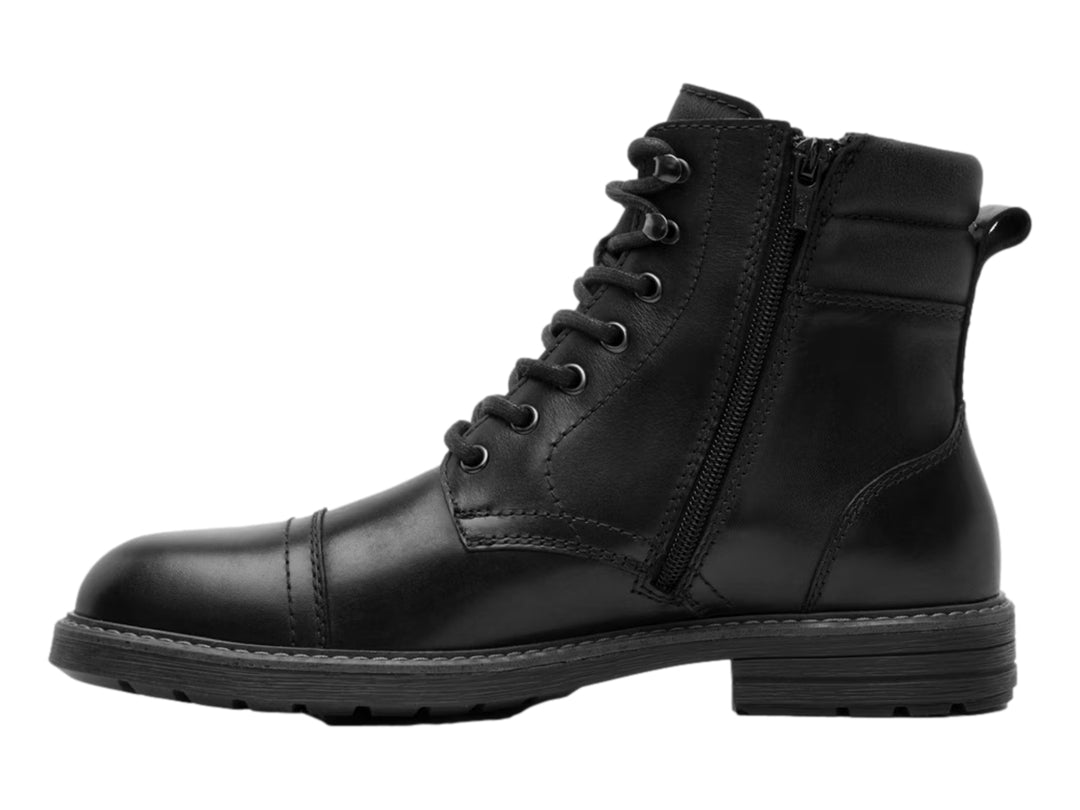 Bota casual de cuero color negro con agujetas y suela gruesa.