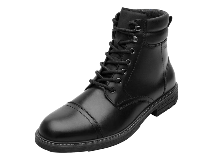 Bota casual de cuero color negro con agujetas y suela gruesa.