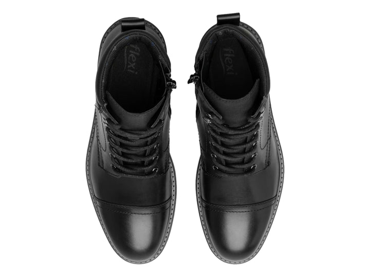 Bota casual de cuero color negro con agujetas y suela gruesa.