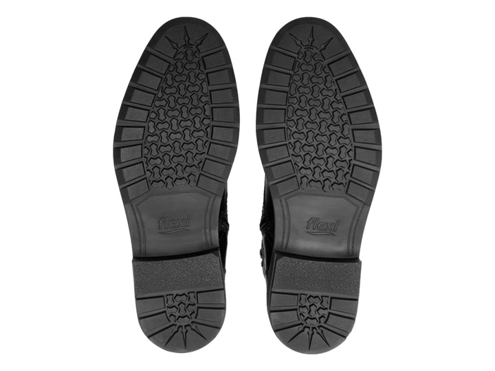 Bota casual de cuero color negro con agujetas y suela gruesa.