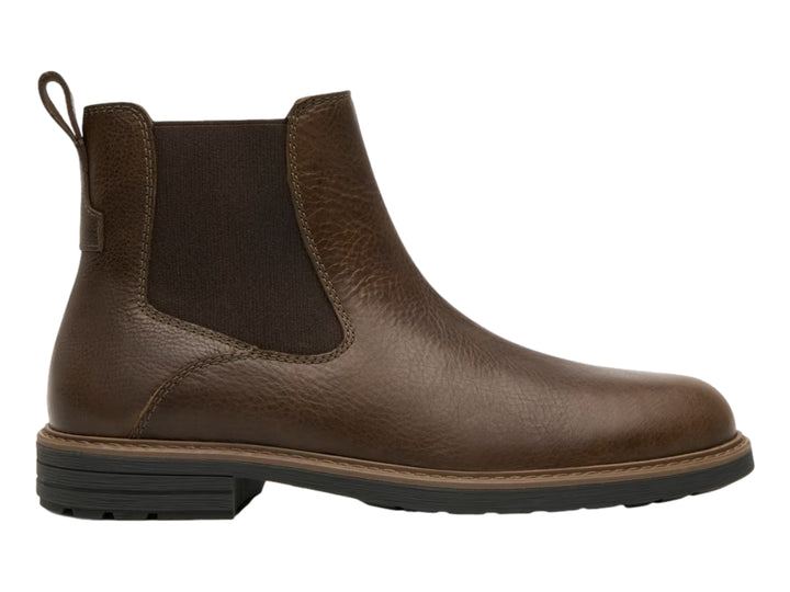Botín Flexi color chocolate de cuero con panel elástico lateral y suela negra para hombre.