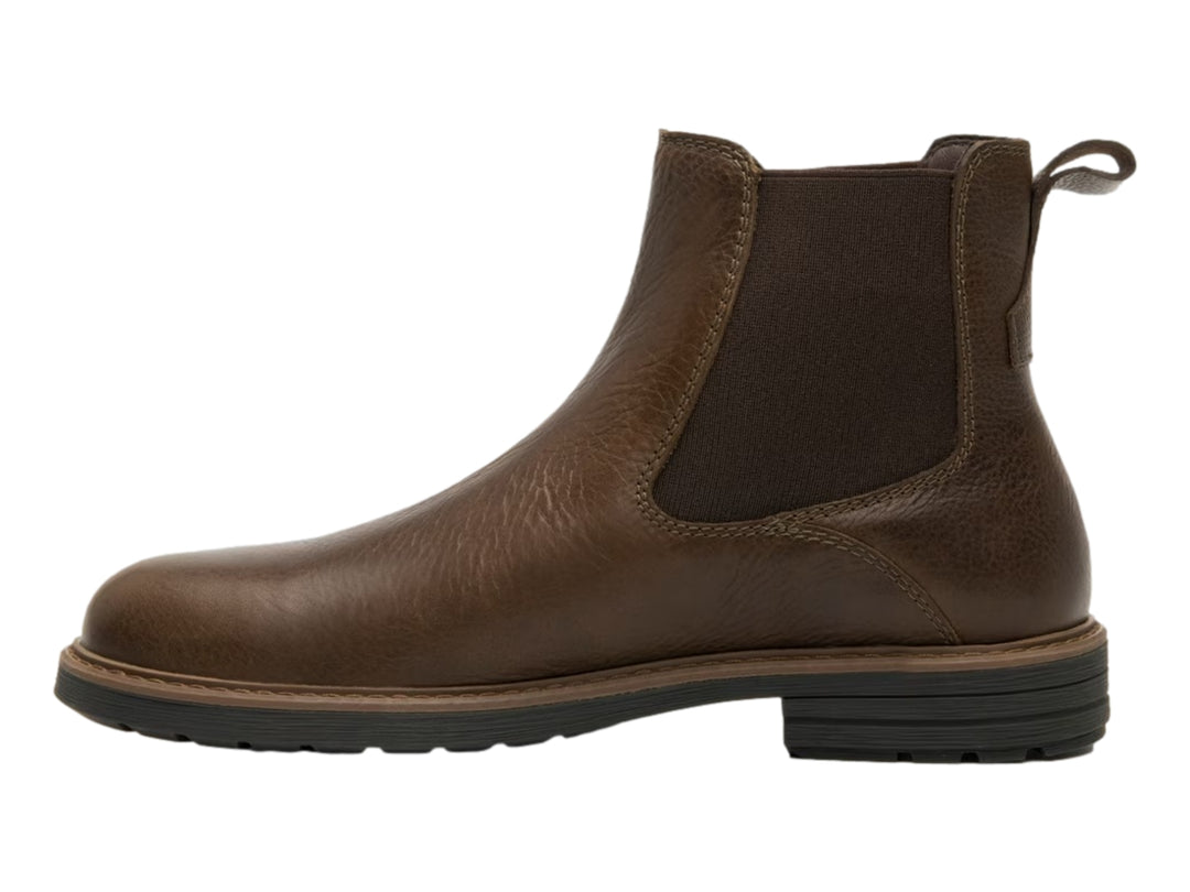 Botín Flexi color chocolate de cuero con panel elástico lateral y suela negra para hombre.