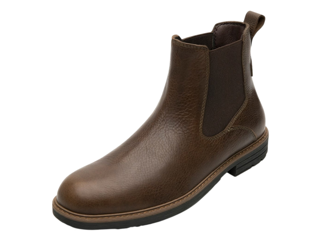 Botín Flexi color chocolate de cuero con panel elástico lateral y suela negra para hombre.