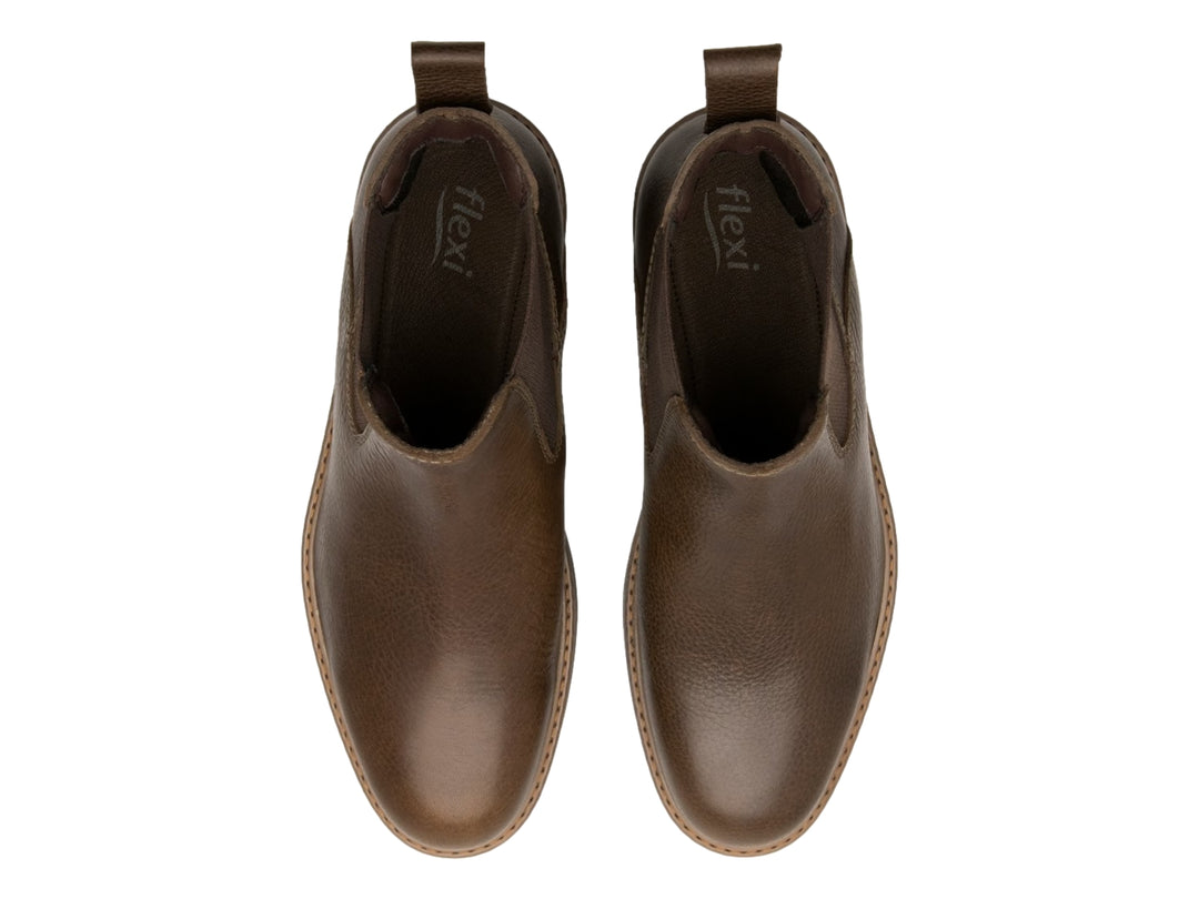 Botín Flexi color chocolate de cuero con panel elástico lateral y suela negra para hombre.
