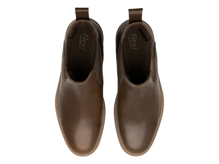 Botín Flexi color chocolate de cuero con panel elástico lateral y suela negra para hombre.