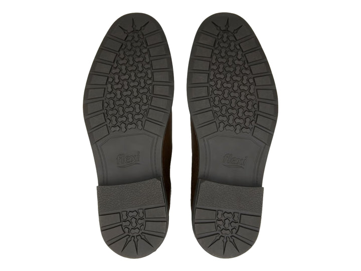 Botín Flexi color chocolate de cuero con panel elástico lateral y suela negra para hombre.