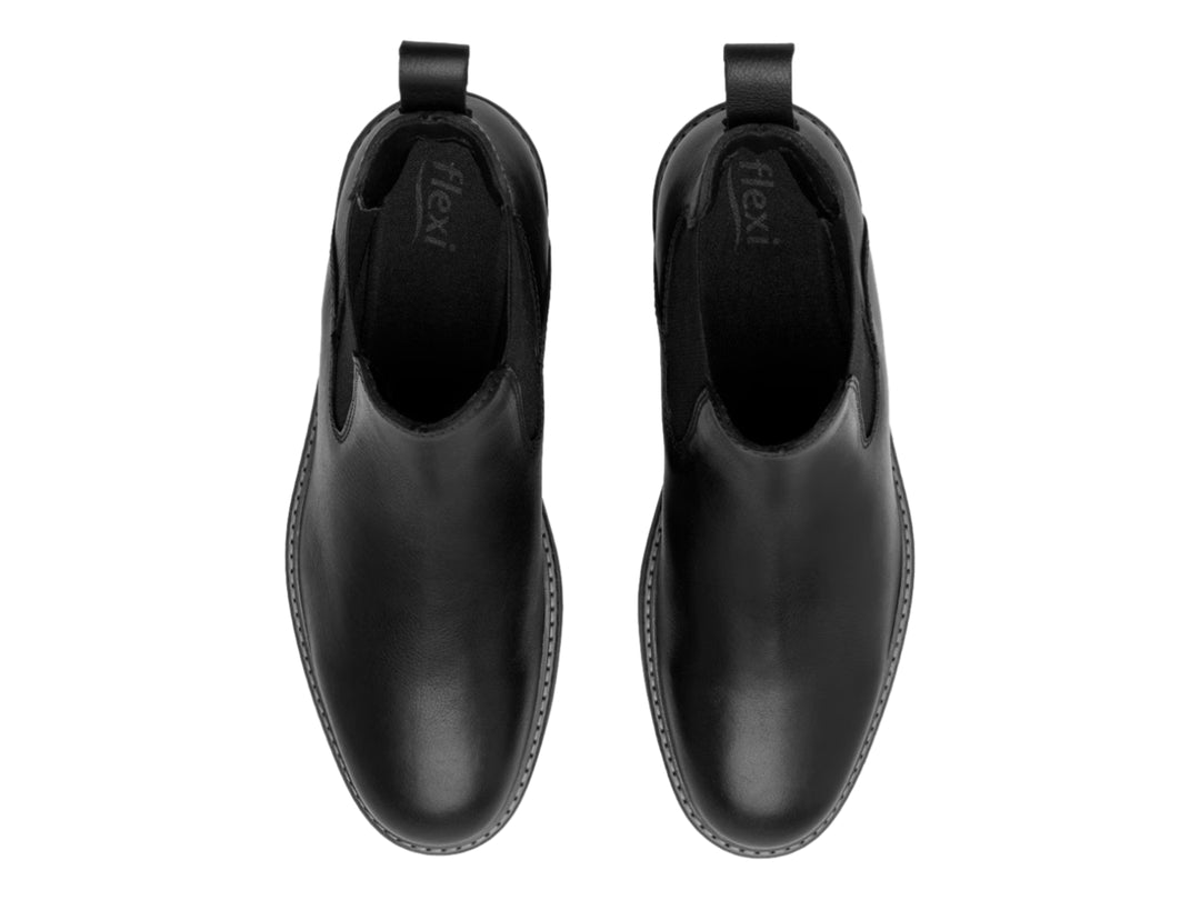 Bota casual Flexi color negro para hombre con panel elástico lateral.
