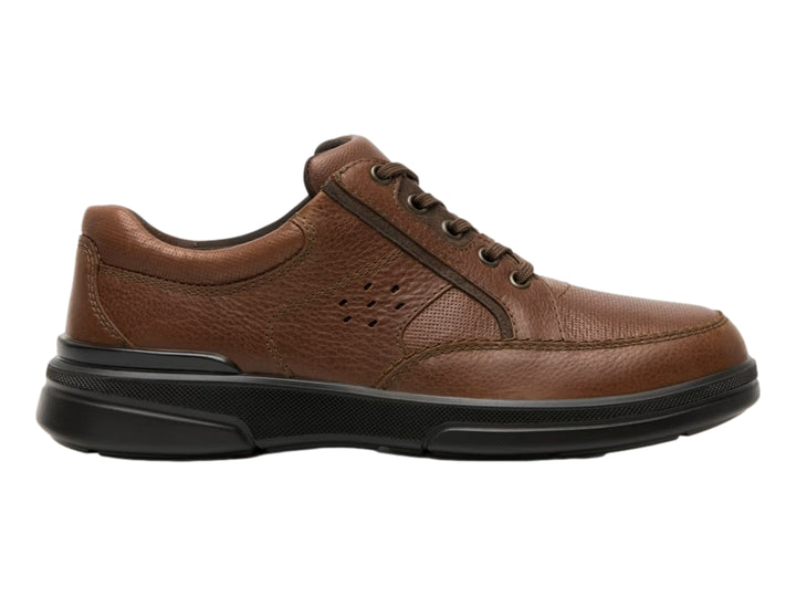 Zapato casual de cuero color marrón brandy con suela negra y cordones.
