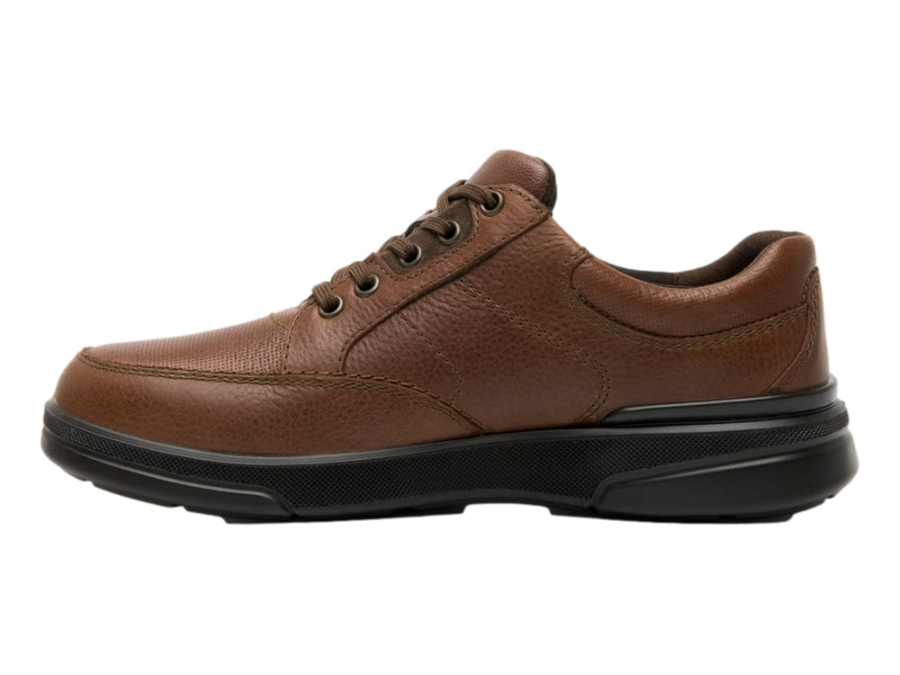 Zapato casual de cuero color marrón brandy con suela negra y cordones.
