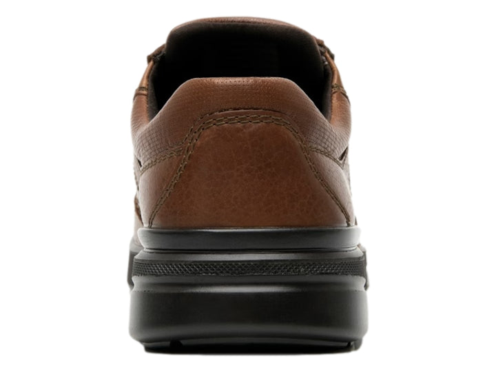 Zapato casual de cuero color marrón brandy con suela negra y cordones.