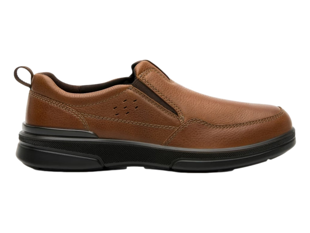 Zapato casual slip-on de color marrón con suela negra.