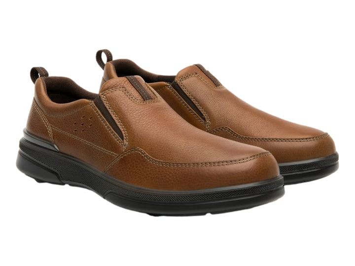 Zapato casual slip-on de color marrón con suela negra.