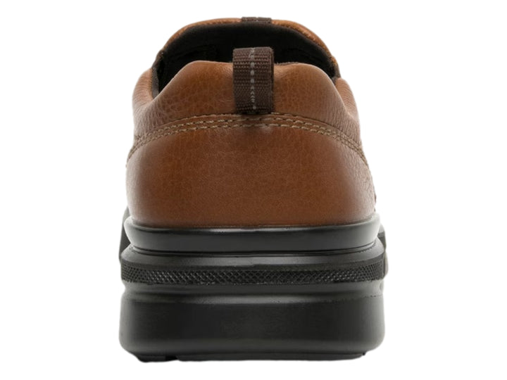 Zapato casual slip-on de color marrón con suela negra.