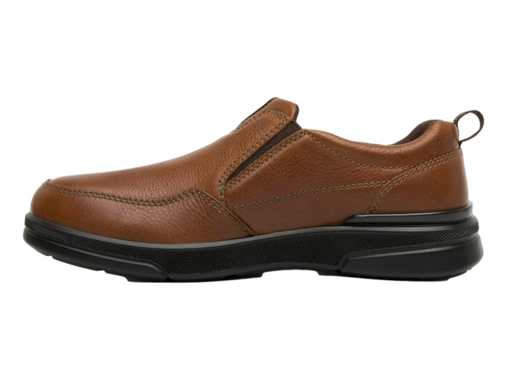 Zapato casual slip-on de color marrón con suela negra.