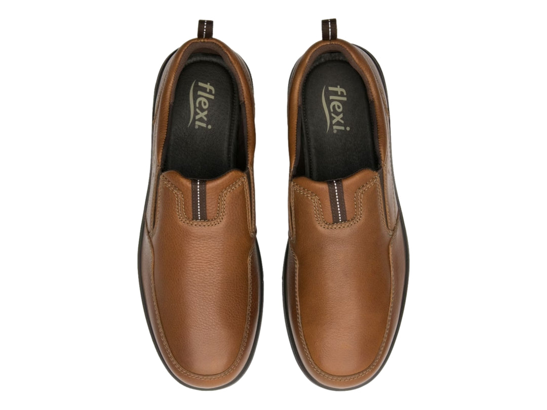 Zapato casual slip-on de color marrón con suela negra.