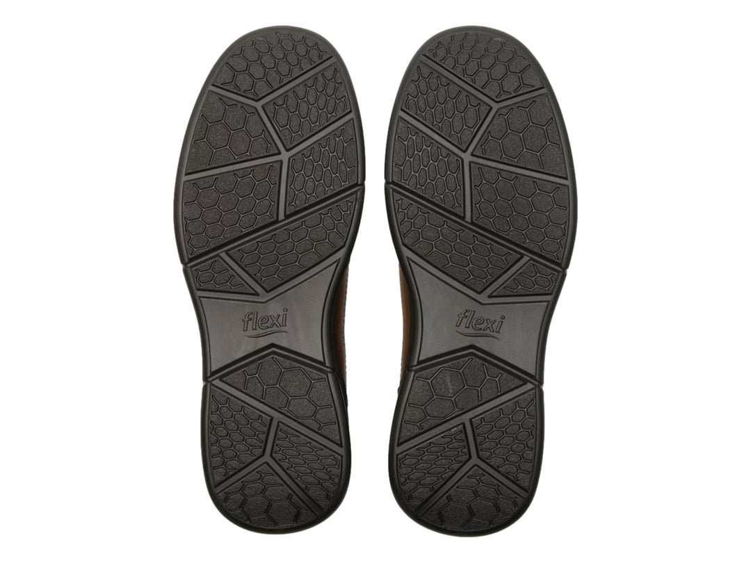 Zapato casual slip-on de color marrón con suela negra.
