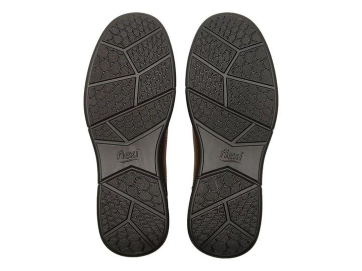 Zapato casual slip-on de color marrón con suela negra.