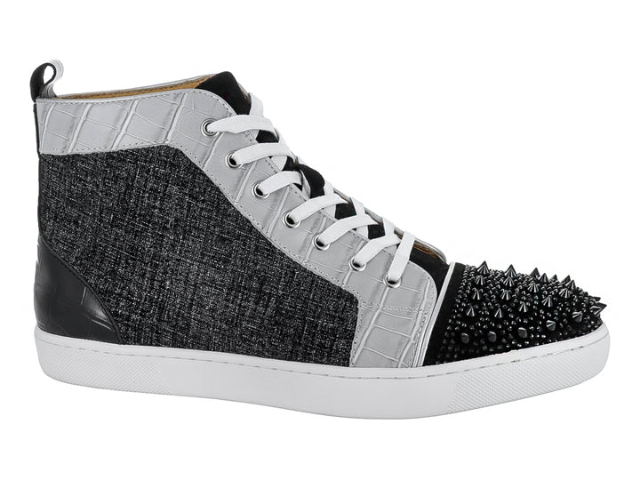 Tenis botín color negro y plata con punta de estoperoles y textura de piel de cocodrilo.