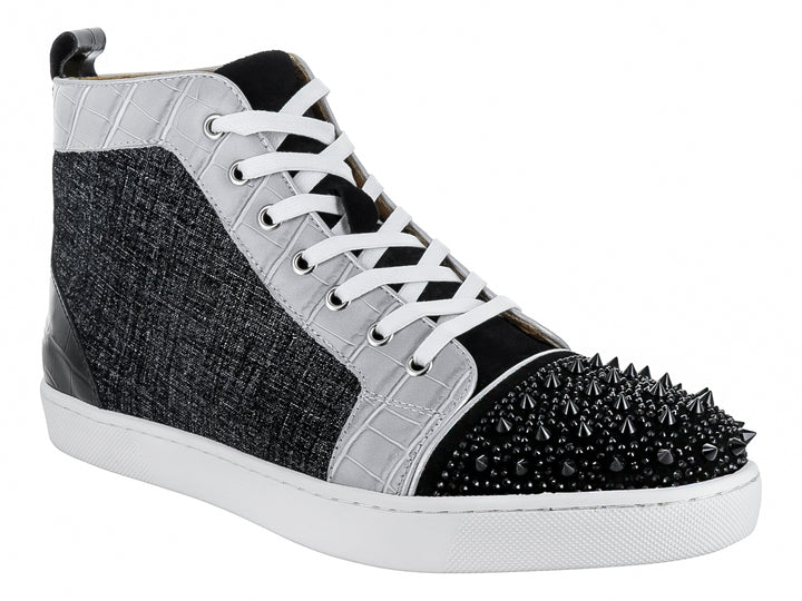 Tenis botín color negro y plata con punta de estoperoles y textura de piel de cocodrilo.