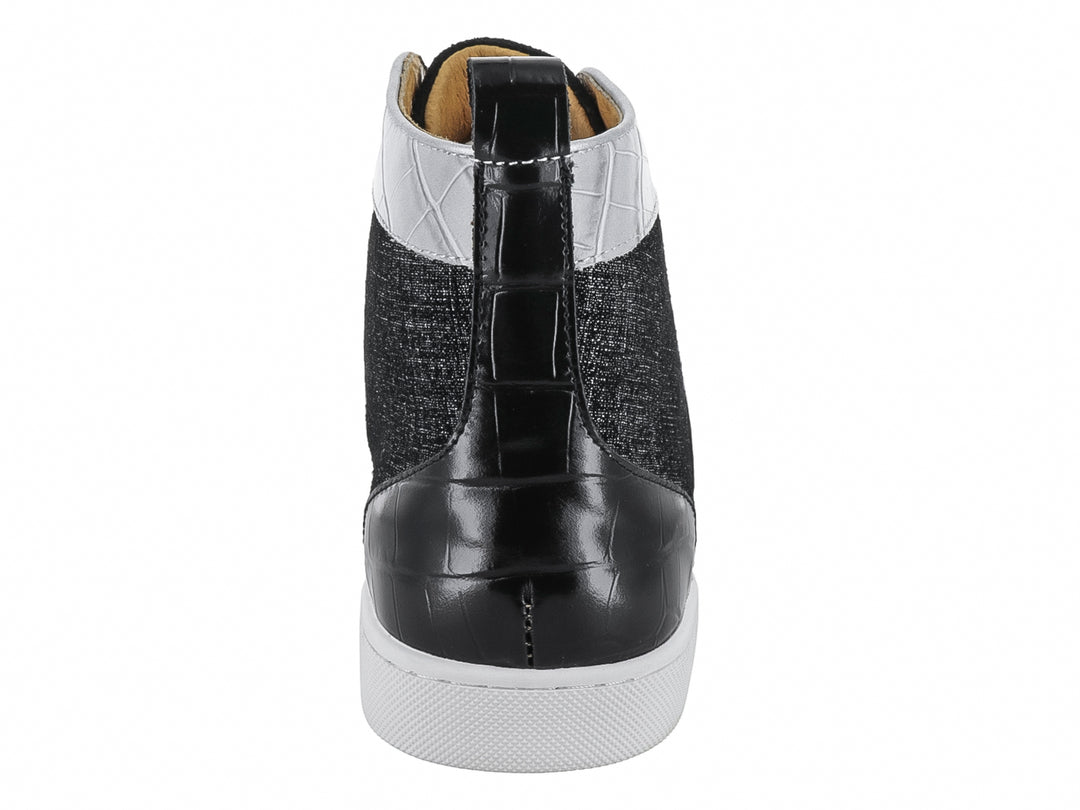 Tenis botín color negro y plata con punta de estoperoles y textura de piel de cocodrilo.