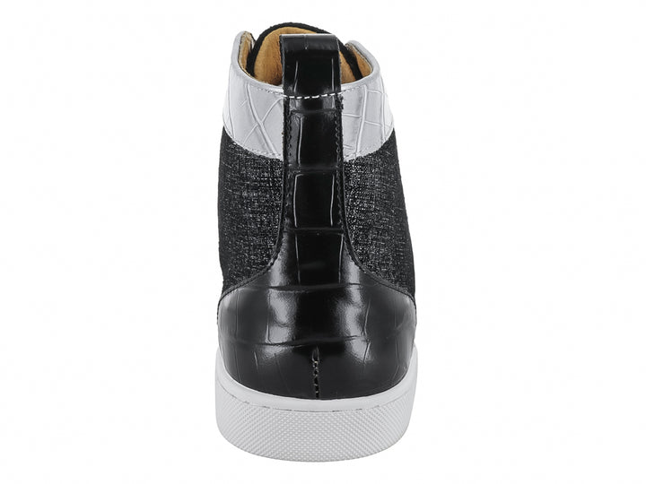 Tenis botín color negro y plata con punta de estoperoles y textura de piel de cocodrilo.