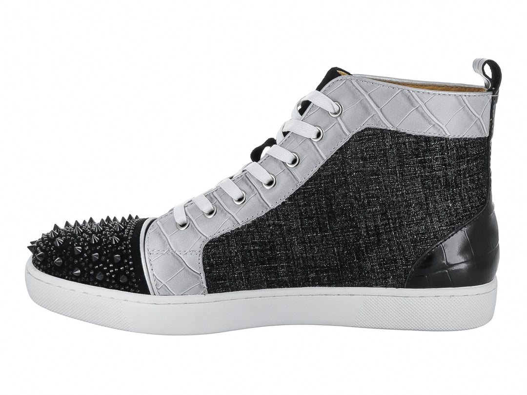 Tenis botín color negro y plata con punta de estoperoles y textura de piel de cocodrilo.
