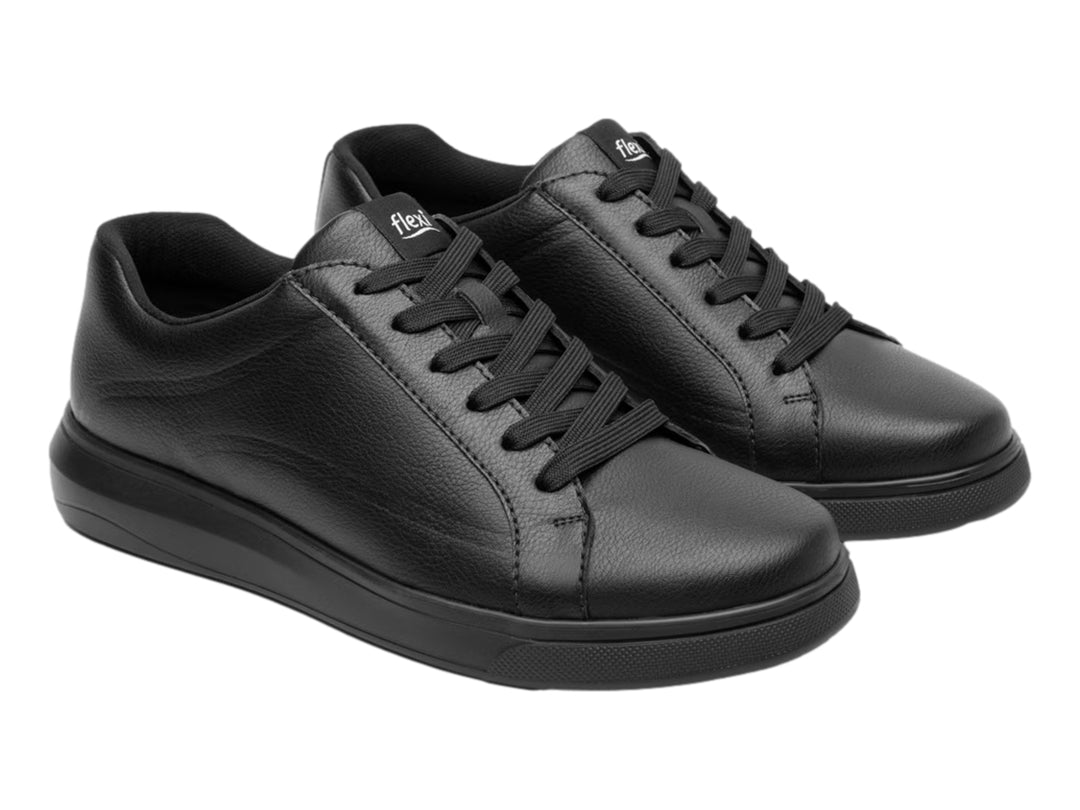 Zapato casual Flexi color negro con agujetas y suela plana.