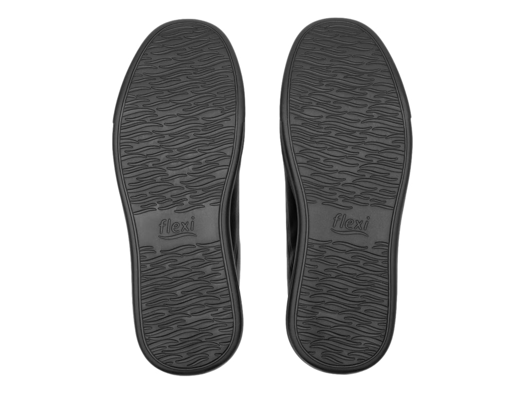 Zapato casual Flexi color negro con agujetas y suela plana.