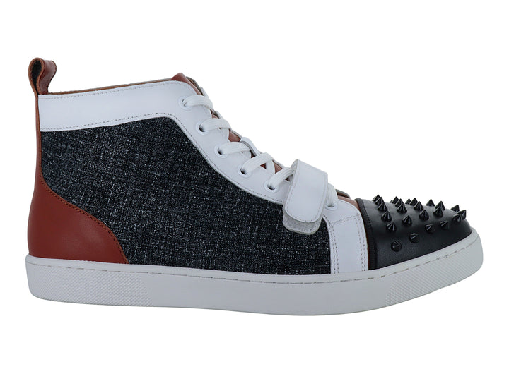 Tenis tipo bota multicolor con detalles de tachuelas en la punta, correa blanca y suela blanca.