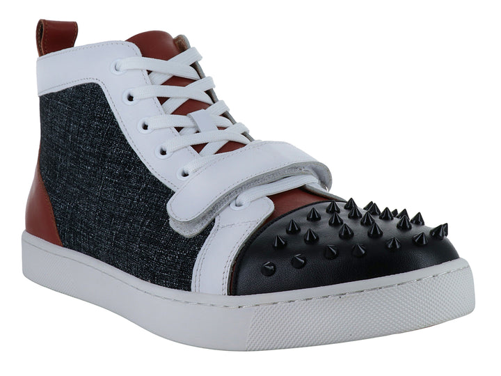 Tenis tipo bota multicolor con detalles de tachuelas en la punta, correa blanca y suela blanca.