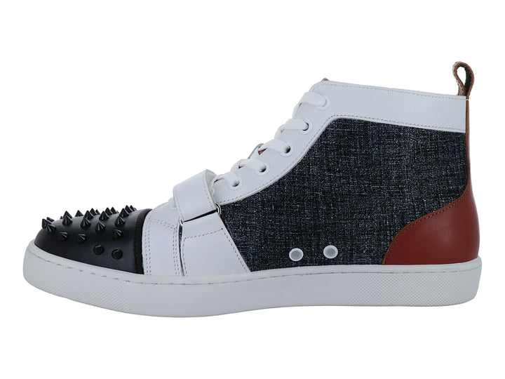 Tenis tipo bota multicolor con detalles de tachuelas en la punta, correa blanca y suela blanca.
