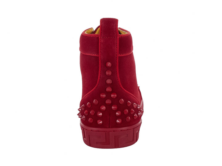 Botín rojo escarlata de gamuza con detalles de tachuelas en la punta y el talón.