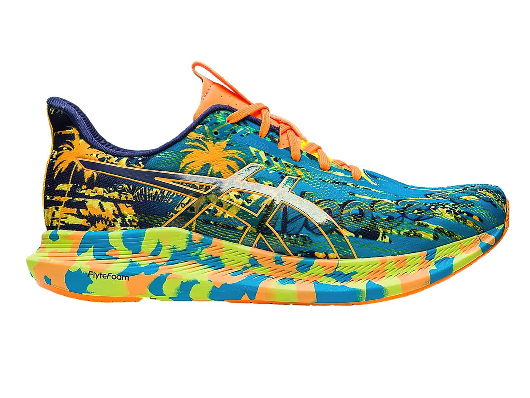 Tenis deportivos ASICS con estampado tropical multicolor en tonos azul, verde y amarillo con agujetas naranjas.