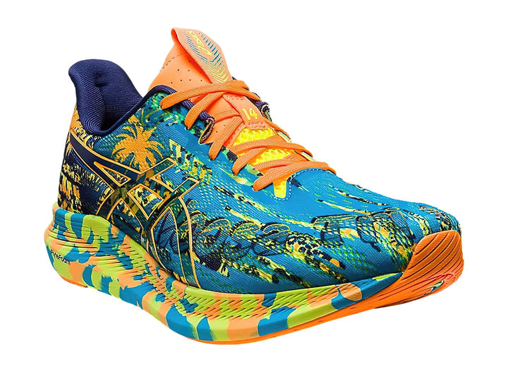 Tenis deportivos ASICS con estampado tropical multicolor en tonos azul, verde y amarillo con agujetas naranjas.