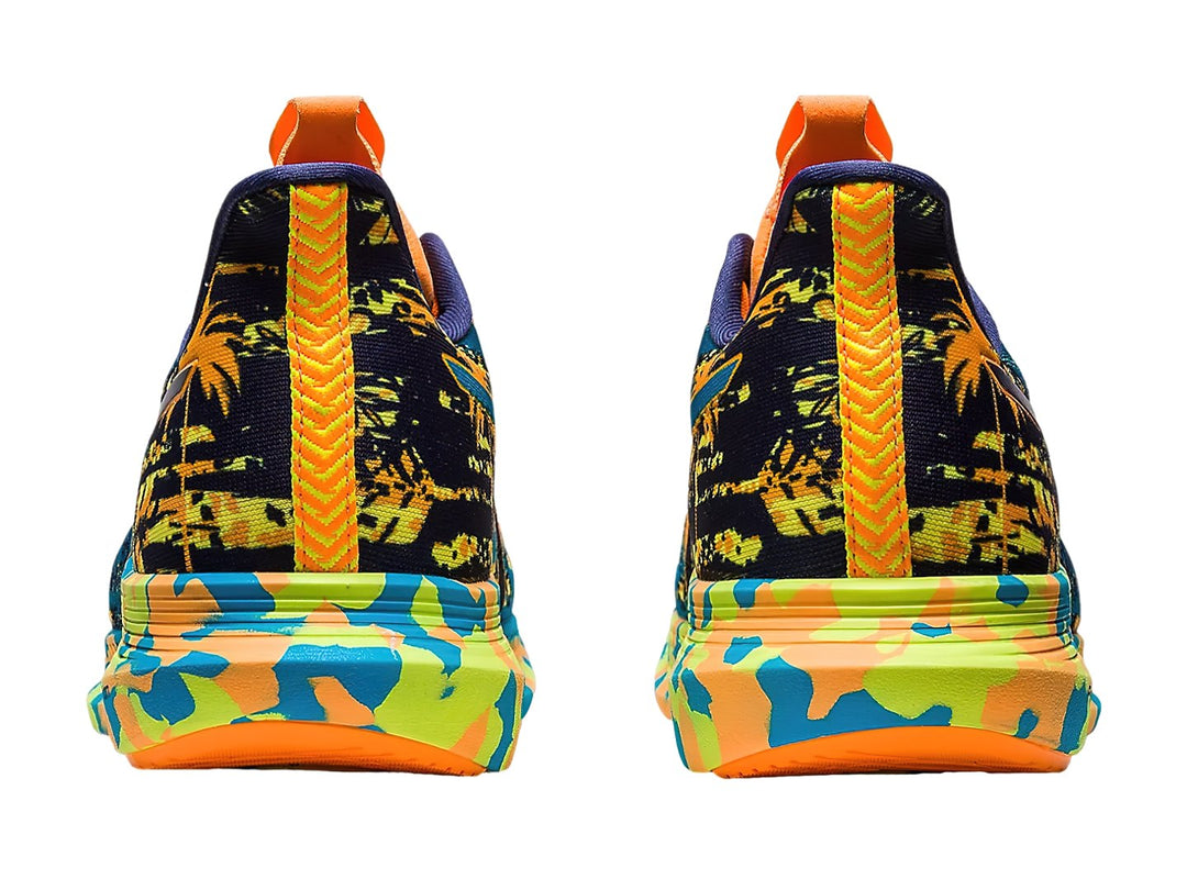 Tenis deportivos ASICS con estampado tropical multicolor en tonos azul, verde y amarillo con agujetas naranjas.