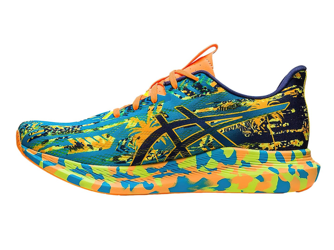 Tenis deportivos ASICS con estampado tropical multicolor en tonos azul, verde y amarillo con agujetas naranjas.