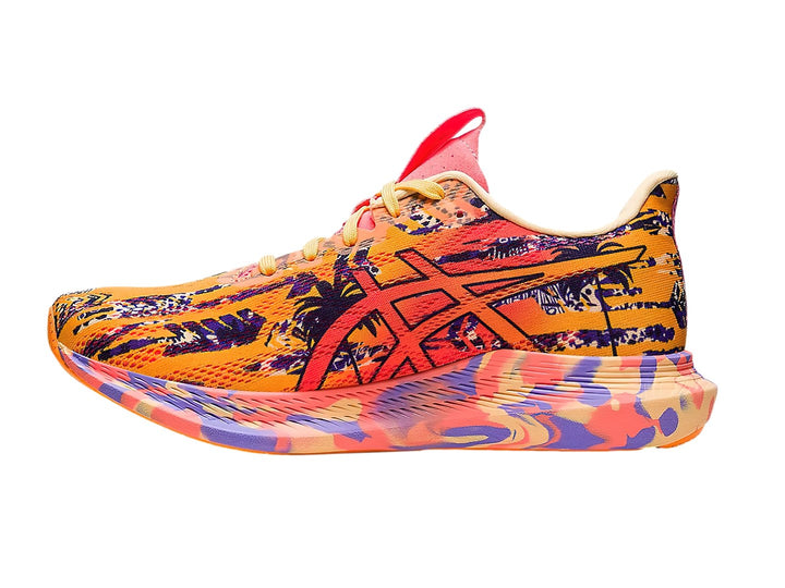 Tenis de running ASICS Noosa Tri 14 color naranja con diseños multicolores y suela amortiguada.