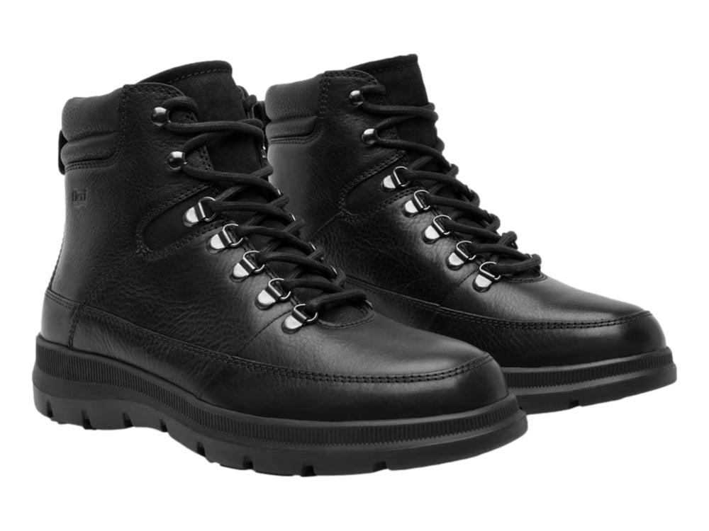Bota negra de cuero marca Flexi con cordones y suela gruesa.