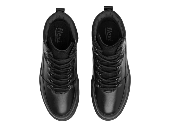 Bota negra de cuero marca Flexi con cordones y suela gruesa.