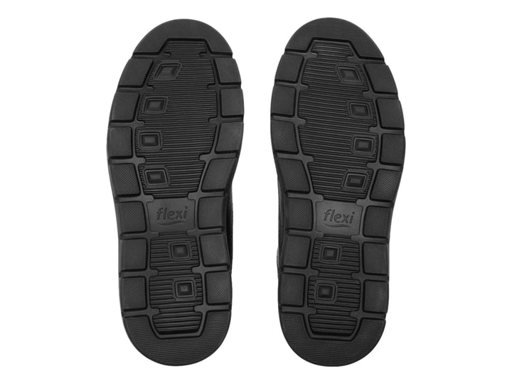 Bota negra de cuero marca Flexi con cordones y suela gruesa.
