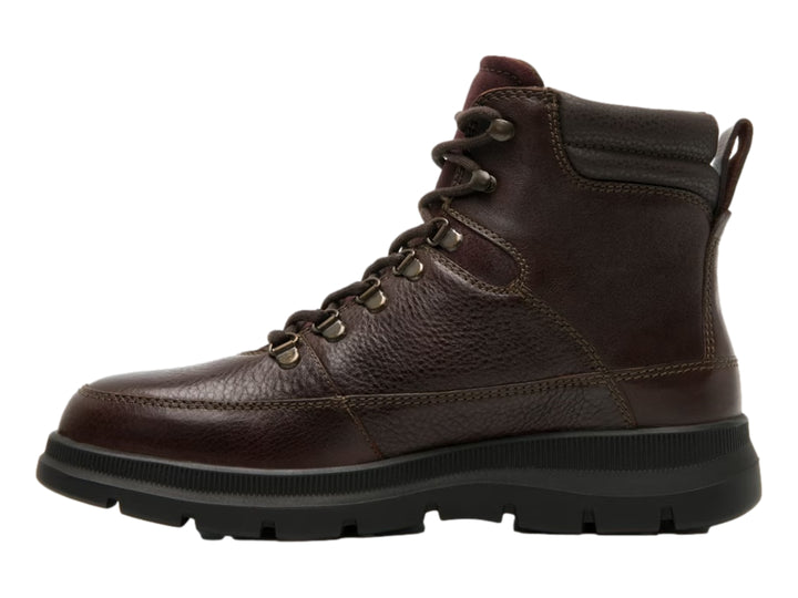 Bota casual Flexi de cuero color café oscuro con suela negra robusta y cordones.
