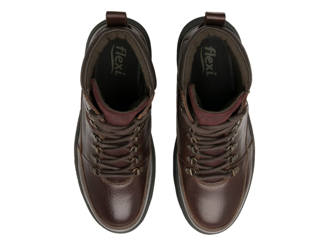 Bota casual Flexi de cuero color café oscuro con suela negra robusta y cordones.