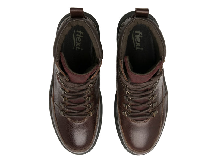 Bota casual Flexi de cuero color café oscuro con suela negra robusta y cordones.