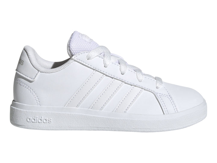 Tenis Adidas Grand Court 2.0 color blanco con cordones y suela blanca.